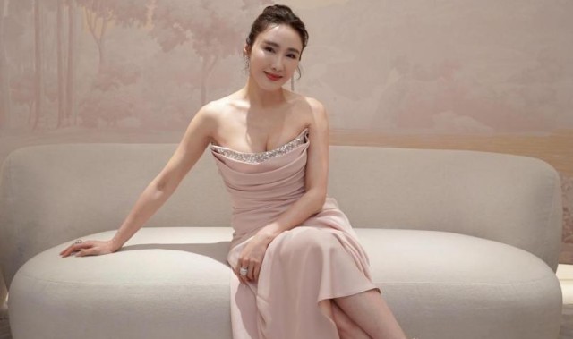 Yabo-黎姿太丰满了，真空穿紧身裙都兜不住好身材，我感慨富商真会选人